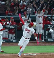 ８回、左越えにソロを放つモンテロ（撮影・山口登）