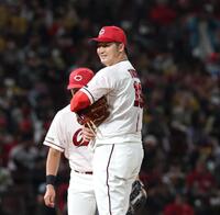 ５回、近本に四球を与え、ベンチ方向に目をやる床田（撮影・北村雅宏）