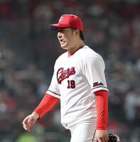 ６回、追加点を奪われてベンチに戻る床田（撮影・北村雅宏）