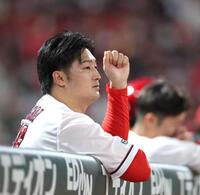 ６回、代打を告げられベンチで戦況を見る床田（撮影・北村雅宏）