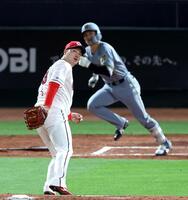 ６回、坂本に犠飛を許す床田（撮影・山口登）