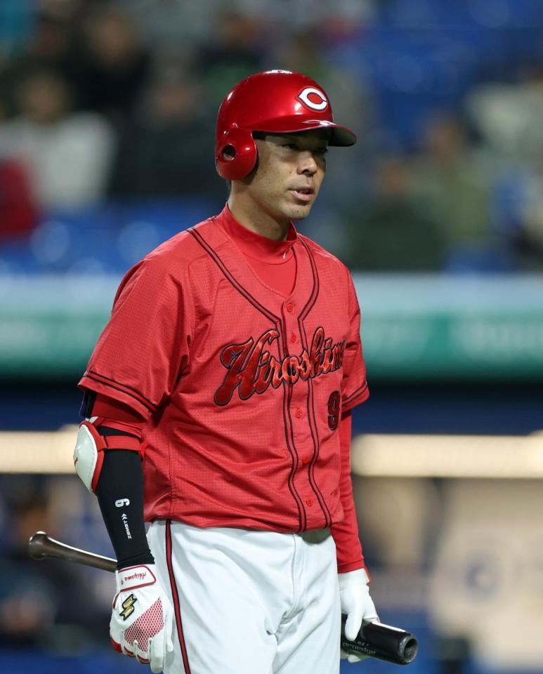 ８回、空振り三振に倒れた秋山（撮影・石井剣太郎）