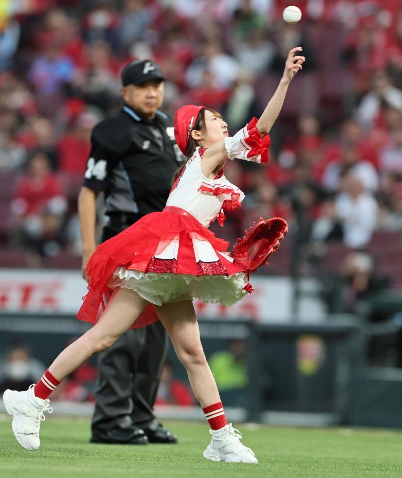 始球式をする藤本冬香（撮影・田中太一）