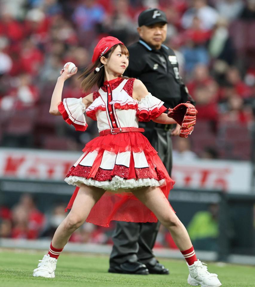 始球式をする藤本冬香（撮影・田中太一）