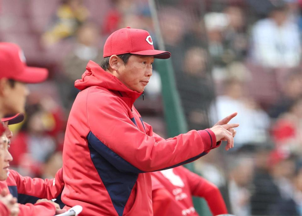 １回、中村奨のタッチアウト判定に、リクエストする新井監督（撮影・北村雅宏）