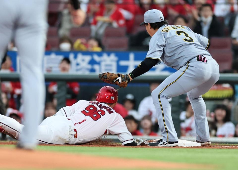 １回、右前へ安打を放つも、帰塁できずアウトになる中村奨（撮影・田中太一）