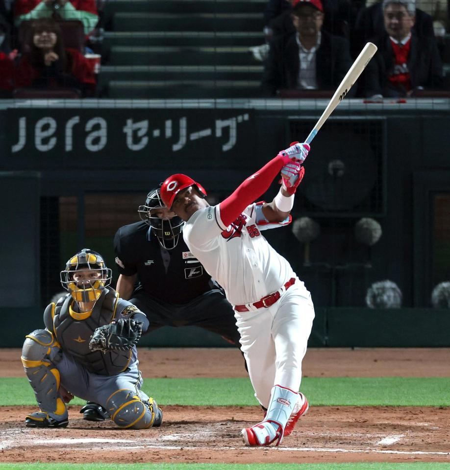 ８回、左越えにソロを放つモンテロ（捕手・坂本）＝撮影・山口登