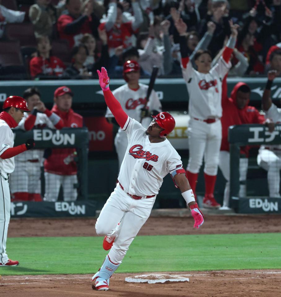 ８回、左越えにソロを放つモンテロ（撮影・山口登）