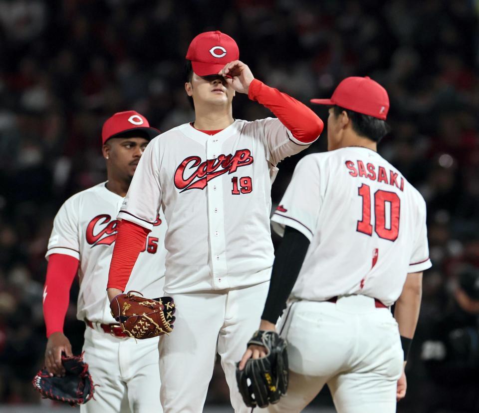 ６回、ピンチを迎えた床田はマウンドでひと息入れる（撮影・田中太一）