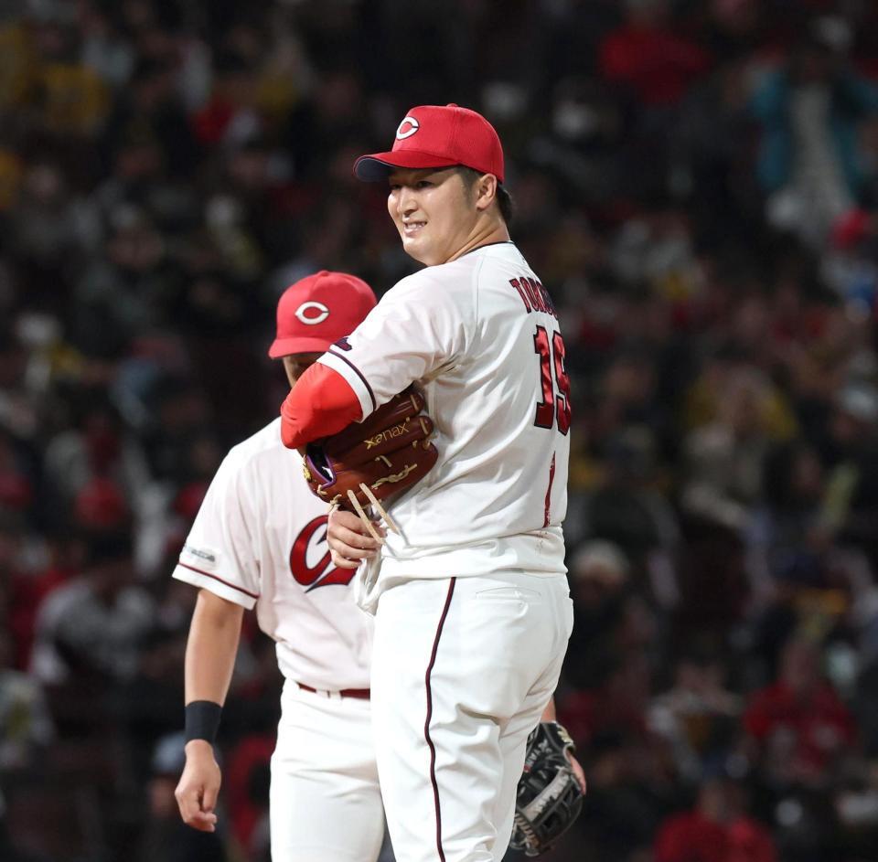 ５回、近本に四球を与え、ベンチ方向に目をやる床田（撮影・北村雅宏）