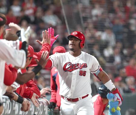 ８回、ソロを放ち、ナインとタッチを交わすモンテロ（撮影・北村雅宏）