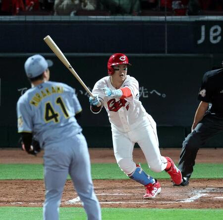 ６回、左前に適時打を放つ小園（撮影・山口登）