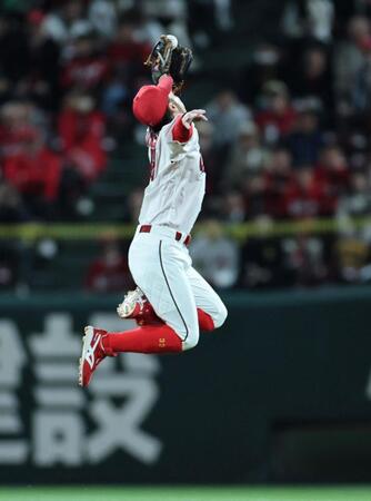 ４回、大山の打球を好捕する菊池（撮影・田中太一）