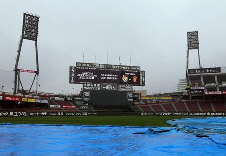 雨の影響で試合開始が１５時とアナウンスされる（撮影・山口登）