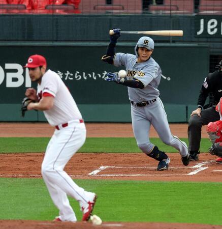 ２回、中前打を放つ木浪（投手・ターノック）＝撮影・山口登