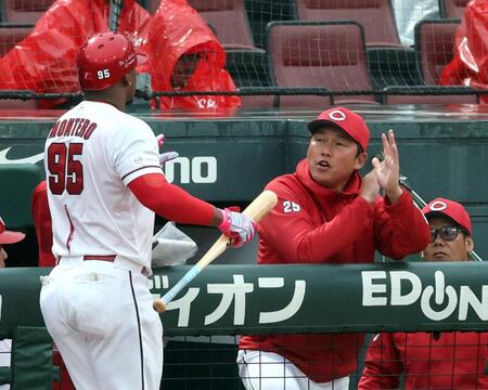 ４回、勝ち越しの犠飛を放ったモンテロを迎える新井監督（撮影・山口登）