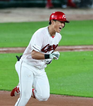 ８回、プロ初ホーマーを放ち雄たけびを上げベースを回る佐々木（撮影・山口登）