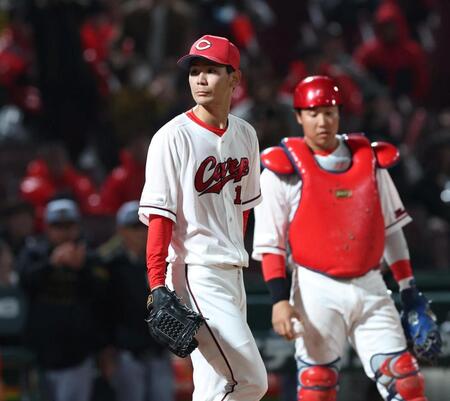 ９回、中野に同点となる２点適時打を浴びた森浦（中央）＝撮影・北村雅宏