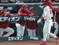 ６回、中村奨（右）が見逃し三振に倒れ、ベンチの新井監督（中央）は厳しい表樹を見せる（撮影・山口登）