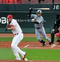 ２回、中前打を放つ木浪（投手・ターノック）＝撮影・山口登