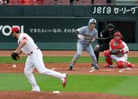 ２回、打者・福島の時、ターノックはマウンドでバランスを崩しボールを足元に落とす（撮影・山口登）