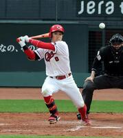４回、中前打を放つ勝田（撮影・山口登）