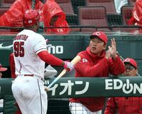 ４回、勝ち越しの犠飛を放ったモンテロを迎える新井監督（撮影・山口登）