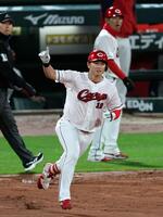 ８回、プロ初ホーマーを放ちベースを回る佐々木（撮影・山口登）