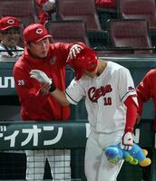 ８回、プロ初ホーマーを放った佐々木を手荒く祝福する新井監督（左）＝撮影・山口登