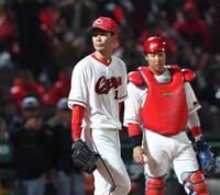 ９回、中野に同点となる２点適時打を浴びた森浦（中央）＝撮影・北村雅宏