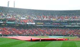 広島-阪神戦が雨天中断　五回裏、広島の攻撃中に突然雨脚が強まる　コールドなら試合成立で広島の勝ち　悪コンディションに左右される試合展開に