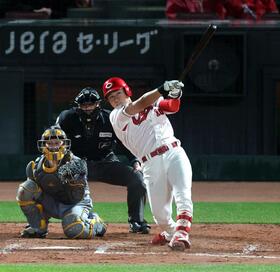 広島　佐々木泰がプロ初アーチ！八回に貴重な追加点　新井監督が満面の笑みで出迎え　ベンチでは笑顔がはじける