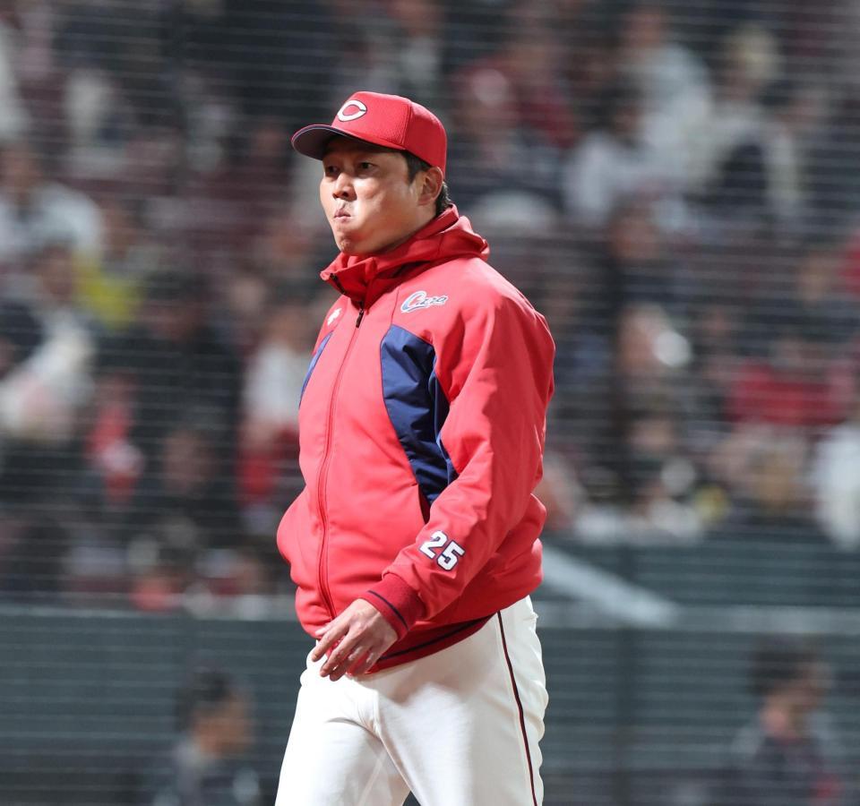 ７回の攻撃を終え、選手交代を告げた新井監督はベンチに戻る（撮影・北村雅宏）