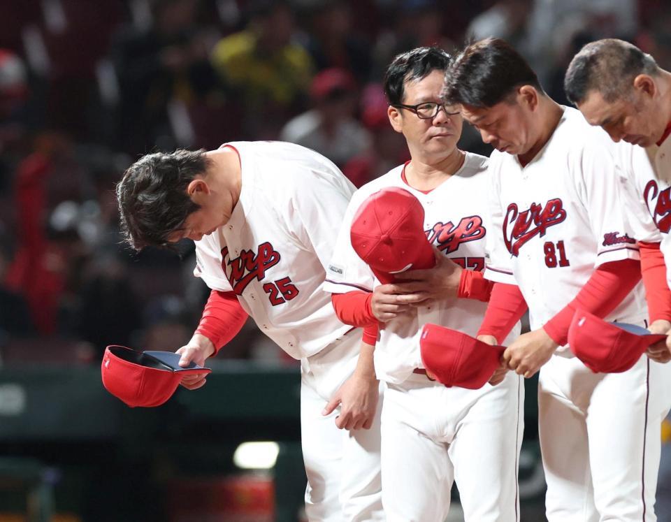 阪神に敗れ、頭を下げる新井監督（左）＝撮影・北村雅宏