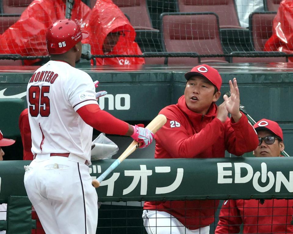 ４回、勝ち越しの犠飛を放ったモンテロを迎える新井監督（撮影・山口登）