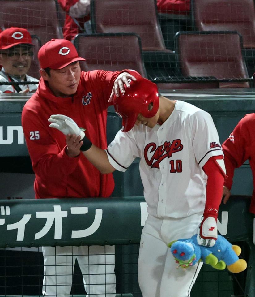 ８回、プロ初ホーマーを放った佐々木を手荒く祝福する新井監督（左）＝撮影・山口登