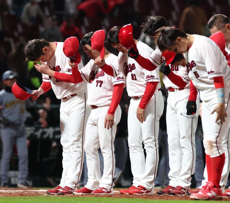 ４連敗を喫し、スタンドのファンに頭を下げる新井監督（左端）＝撮影・北村雅宏