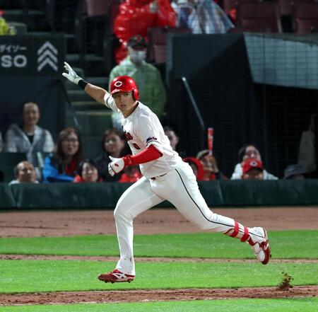 ８回、プロ初ホーマーを放ちベースを回る佐々木（撮影・山口登）