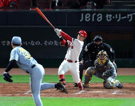 ８回、左前打を放つ勝田（投手・木下、捕手・坂本）＝撮影・山口登