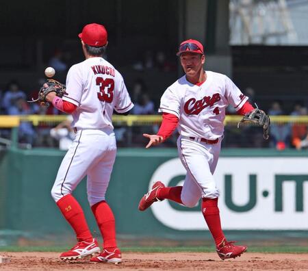 遊撃手のポジションでシートノックを行う矢野（右）＝撮影・北村雅宏