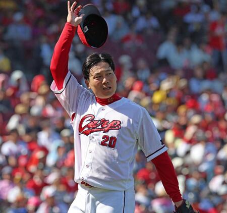 ４回、阪神打線を三者凡退に抑えてベンチに戻る栗林（撮影・北村雅宏）