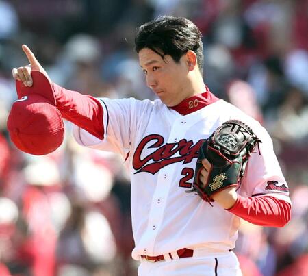 ３回、積極的に野手に声をかける栗林（撮影・田中太一）