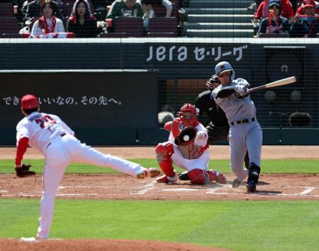 ４回、空振り三振に倒れる森下（撮影・山口登）