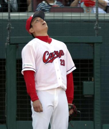 ８回、同点に追いつかれ天を仰ぐ栗林（撮影・山口登）