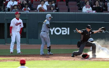 ８回、栗林（左）は近本に犠飛をを打たれ、三塁走者の高寺が生還し同点に追いつかれる（撮影・山口登）