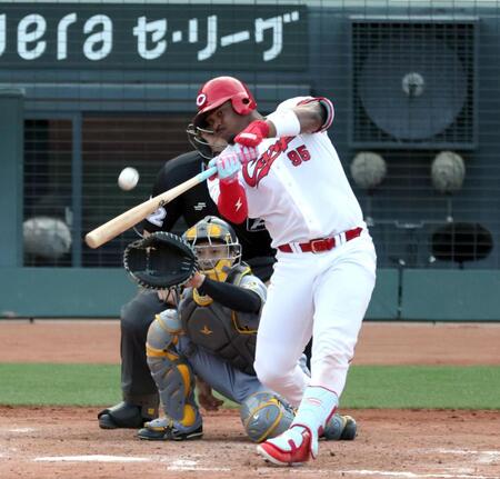 ９回、左越えにサヨナラソロを放つモンテロ（撮影・山口登）