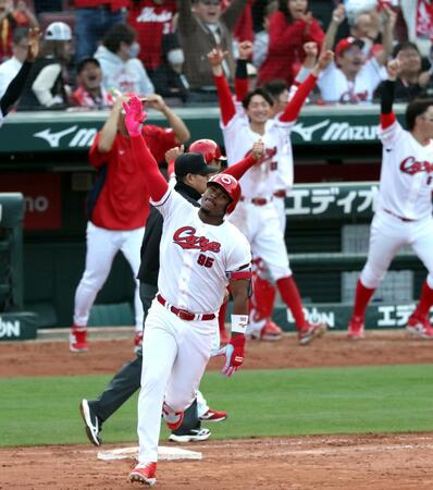 ９回広島１死、左越えにサヨナラソロを放つ広島・モンテロ＝マツダ（撮影・山口登）