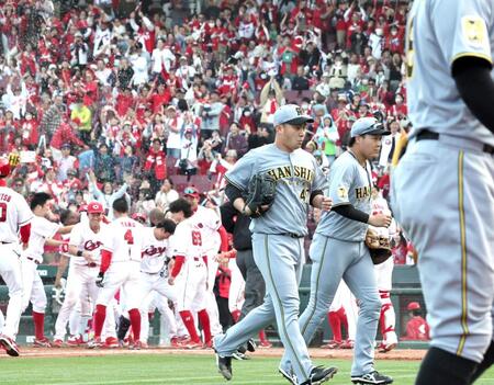 サヨナラ負けし引き揚げる桐敷、大山（撮影・田中太一）