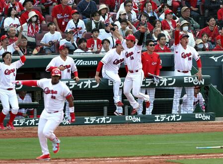 ９回、モンテロがサヨナラソロを放ち、新井監督（右端）ベンチで大喜びする（撮影・山口登）