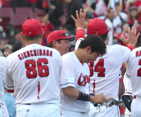 ９回、サヨナラ勝ちに、笑顔を見せる新井監督（奥）＝撮影・北村雅宏